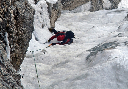 Alpinismo: Costone, Gruppo del Velino-Sirente, Appennino Centrale - Durante la salita della via Camino a sinistra della Vetta, Parete NNE Costone (Cristiano Iurisci, Luca Gasparini, Stefano Supplizi 20/03/2016)