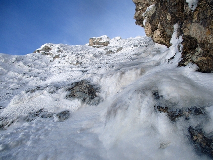 Alpinismo: Costone, Gruppo del Velino-Sirente, Appennino Centrale - Terzo tiro, alla ricerca di un posto dove sostare durante la salita della via Camino a sinistra della Vetta, Parete NNE Costone (Cristiano Iurisci, Luca Gasparini, Stefano Supplizi 20/03/2016)