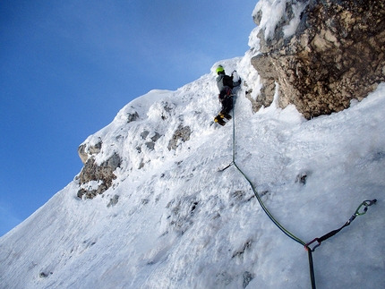 Alpinismo: Costone, Gruppo del Velino-Sirente, Appennino Centrale - Cristiano Iurisci affronta l'ultimo muro verticale della via, sul quarto tiro della via Camino a sinistra della Vetta, Parete NNE Costone (Cristiano Iurisci, Luca Gasparini, Stefano Supplizi 20/03/2016)