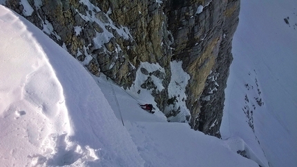 Alpinismo: Costone, Gruppo del Velino-Sirente, Appennino Centrale - Luca Gasparini sull'ultimo tiro della via Camino a sinistra della Vetta, Parete NNE Costone (Cristiano Iurisci, Luca Gasparini, Stefano Supplizi 20/03/2016) 