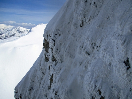 Alpinismo: Costone, Gruppo del Velino-Sirente, Appennino Centrale - Lato sinistro del diedro dalla 3° sosta, via Camino a sinistra della Vetta, Parete NNE Costone (Cristiano Iurisci, Luca Gasparini, Stefano Supplizi 20/03/2016)