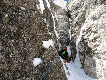 Alpinismo: Costone, Gruppo del Velino-Sirente, Appennino Centrale - Luca Gasparini alla prima sosta in fondo al Diedro-Camino sgocciolante sulla via Camino a sinistra della Vetta, Parete NNE Costone (Cristiano Iurisci, Luca Gasparini, Stefano Supplizi 20/03/2016)