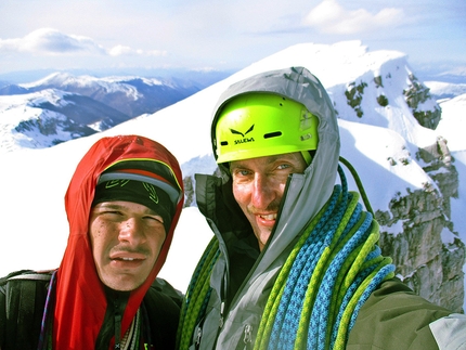 Alpinismo: Costone, Gruppo del Velino-Sirente, Appennino Centrale - Luca Gasparini a sinistra e Cristiano Iurisci a destra, appena usciti dalla via Camino a sinistra della Vetta, Parete NNE Costone, salita insieme a Stefano Supplizi 20/03/2016