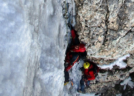 Alpinismo: Costone, Gruppo del Velino-Sirente, Appennino Centrale - Luca Gasparini sullo strapiombo M3+ 90° del secondo tiro della via Camino a sinistra della Vetta, Parete NNE Costone (Cristiano Iurisci, Luca Gasparini, Stefano Supplizi 20/03/2016)