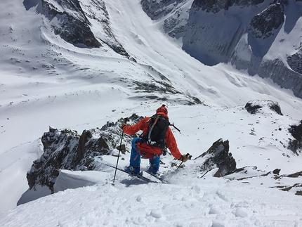 Sci estremo, Aiguille du Moine, Monte Bianco - Yannick Boissenot fa le prime curve sulla parete SE di Aiguille du Moine parete SE (Monte Bianco) dove, insieme a Nicolas Brunel, Titi Gentet e Stéphane Roguet, ha aperto una nuova variante alla linea di Jean Marc Boivin del 1987.