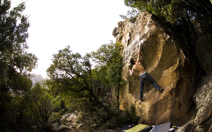 Bouldering, Pietra del Toro, Basilicata, Niccolò Ceria - Niccolò Ceria climbing La chiave del Sole 8B, Pietra del Toro, Basilicata