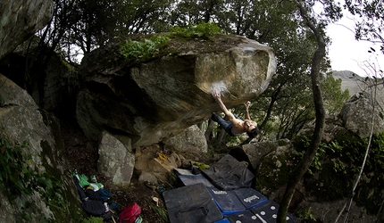 Boulder, Pietra del Toro, Basilicata, Niccolò Ceria - Niccolò Ceria durante la prima salita di Titanic 8B,  Pietra del Toro, Basilicata