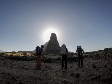 Arrampicata Etiopia, Matteo Colico, Andrea Migliano, Luca Schiera, Matteo De Zaiacomo - Avvicinamento alla parete ovest del Damo Gela, Etiopia