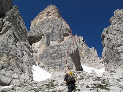 Dolomiti Legends - 4° CAMPANILE DEGLI ARMI SPIGOLO N.E. Via Detassis - IV° - 200m. Bruno Detassis si è sbilanciato dicendo che è “difficile”