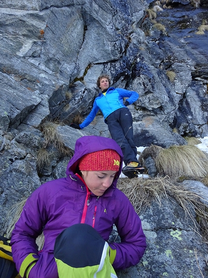 Arrampicata, Val Masino, Delta Minox, Andrea Gaddi, Federica Mingolla, Luca Schiera - Federica Mingolla e Luca Schiera, prima di salire Delta Minox, Pilastro del Scingino, Cavalcorto, Val Masino, il 20/03/2016 insieme ad Andrea Gaddi