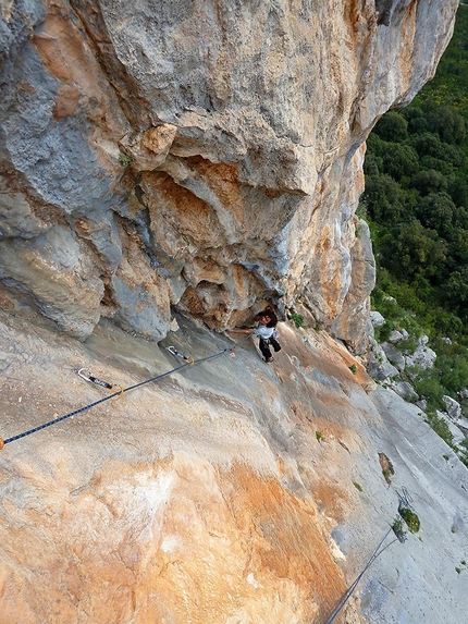 Climbing in Sardinia, Monte Oddeu, Dorgali - Cecilia Marchi climbing the beautiful corner on Alfredo Alfredo, Monte Oddeu, Sardinia