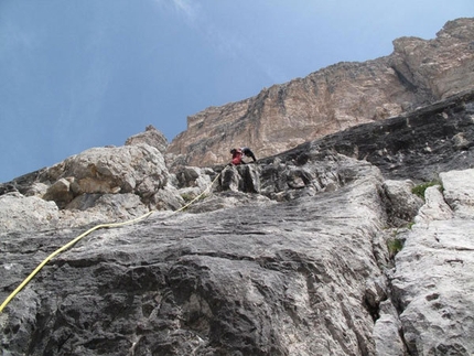 Dolomiti Legends - Franco Nicolini sui tiri iniziali del CASTELLETTO DI MEZZO Parete S. Via Detassis - V° 200m