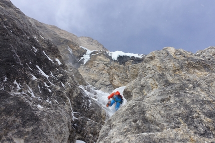 Arrampicata misto: Val Lasties, Dolomiti, Aaron Moroder, Alex Walpoth - Durante la prima salita di Frëit dl mond (120m, M7, VI+, Aaron Moroder, Alex Walpoth 16/02/2016) Val Lasties, Dolomiti