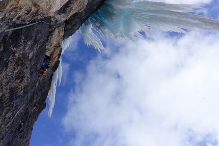 Mixed climbing: Val Lasties, Dolomite, Aaron Moroder, Alex Walpoth - During the first ascent of Frëit dl mond (120m, M7, VI+, Aaron Moroder, Alex Walpoth 16/02/2016) Val Lasties, Dolomites