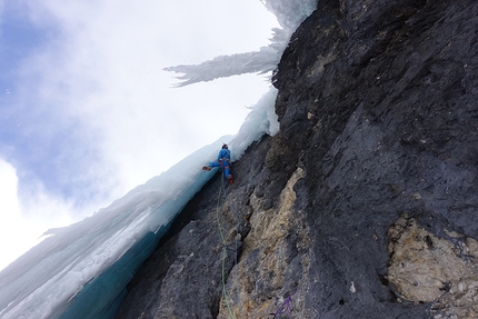 Mixed climbing: Val Lasties, Dolomite, Aaron Moroder, Alex Walpoth - During the first ascent of Frëit dl mond (120m, M7, VI+, Aaron Moroder, Alex Walpoth 16/02/2016) Val Lasties, Dolomites