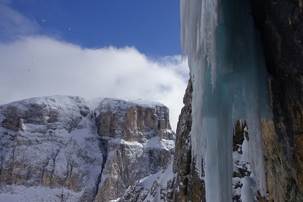 Arrampicata misto: Val Lasties, Dolomiti, Aaron Moroder, Alex Walpoth - Durante la prima salita di Frëit dl mond (120m, M7, VI+, Aaron Moroder, Alex Walpoth 16/02/2016) Val Lasties, Dolomiti