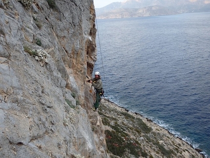 Arrampicata Kalymnos, Grecia - Alexandros Istatkof durante i lavori di richiodatura delle vie nella falesia di Irox, Telendos, Kalymnos, Grecia