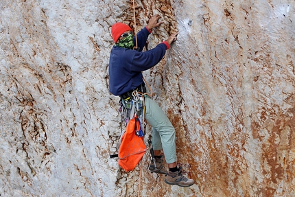 Arrampicata Kalymnos, Grecia - George Kopalides durante i lavori di richiodatura delle vie a Kalymnos, Grecia