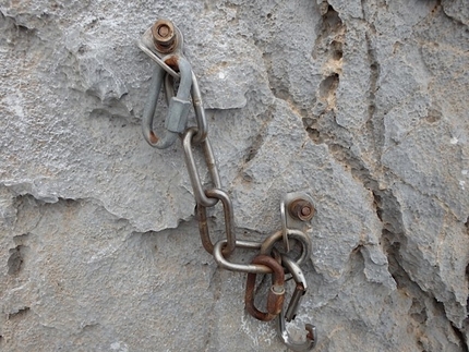 Arrampicata Kalymnos, Grecia - Una vecchia sosta a Kalymnos, Grecia