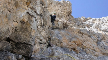 Dolomiti Legends - Omar Oprandi sul tiro centrale della XII TORRE DI CIMA BRENTA SPIGOLO N.E. Via fratelli Detassis - V+° 280m