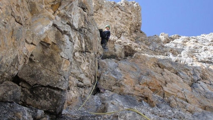 Dolomiti Legends - Omar Oprandi sul tiro centrale della XII TORRE DI CIMA BRENTA SPIGOLO N.E. Via fratelli Detassis - V+° 280m