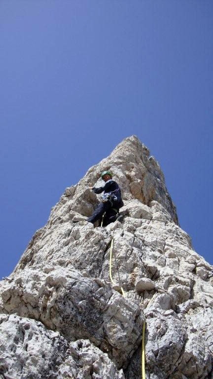 Dolomiti Legends - Omar Oprandi sui tiri finali della XII TORRE DI CIMA BRENTA SPIGOLO N.E. Via fratelli Detassis - V+° 280m