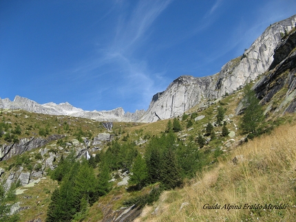 Val Qualido e la stalla ovale, uno dei più strabilianti manufatti delle Alpi. Di Giuseppe Popi Miotti