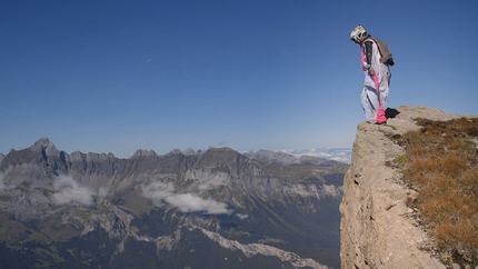 Trento Film Festival 2016 - Looking for Exits di Kristoffer Hengsvad, con protagonista Ellen Brennnan, esplora il mondo del volo con tuta alare