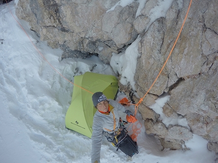 Fabian Buhl, Wetterbockwand - Fabian Buhl durante l'invernale della via Wetterbock (8c, 10 tiri) sulla Wetterbockwand, Göll parete est, Alpi di Berchtesgaden, Austria.