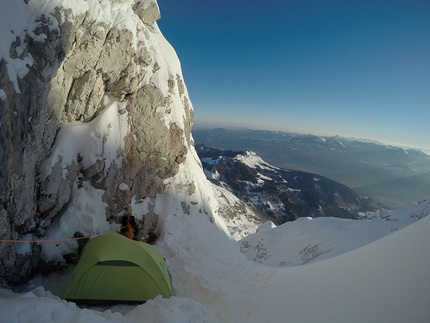 Fabian Buhl, Wetterbockwand - Il bivacco di Fabian Buhl durante l'invernale della via Wetterbock (8c, 10 tiri) sulla Wetterbockwand, Göll parete est, Alpi di Berchtesgaden, Austria.