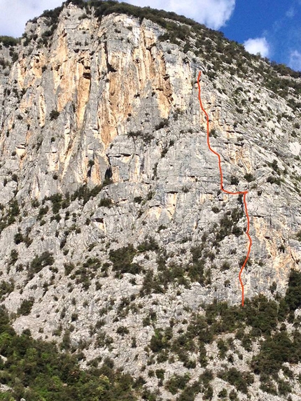 Rock climbing, Dain di Pietramurata, Valle del Sarca, Italy - The SE Face of Dain di Pietramurata, Valle del Sarca, Italy and the line of the route Pace in Siria (7a+, 6c+ oblig, 230m, Marco Bozzetta, Francesco Salvaterra 2016)