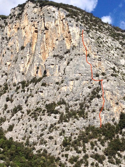 Arrampicata, Dain di Pietramurata, Valle del Sarca - La parete sudest del Dain di Pietramurata in Valle del Sarca e il tracciato della via Pace in Siria (7a+, 6c+ obbligatorio, 230m, Marco Bozzetta, Francesco Salvaterra 2016)