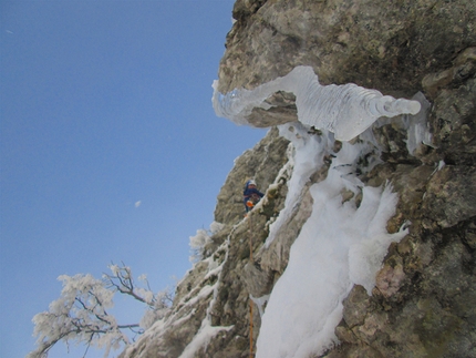 Alpinismo: Monte Croce Matese - The Talisman, Monte Croce Matese (Riccardo Quaranta e Fabio Madonna dal basso il 16/03/2016; 110 m, WI4, M6.)