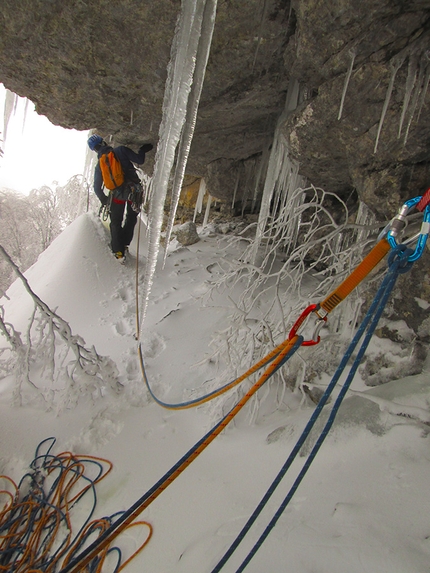 Alpinismo: Monte Croce Matese - The Talisman, Monte Croce Matese (Riccardo Quaranta e Fabio Madonna dal basso il 16/03/2016; 110 m, WI4, M6.)