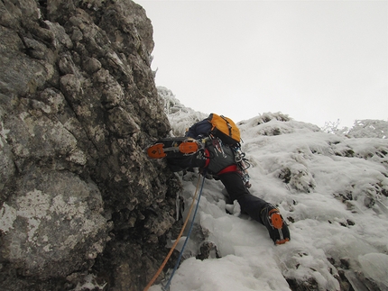 Alpinismo: Monte Croce Matese - The Talisman, Monte Croce Matese (Riccardo Quaranta e Fabio Madonna dal basso il 16/03/2016; 110 m, WI4, M6.)