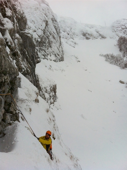 Alpinismo: Monte Croce Matese - The Talisman, Monte Croce Matese (Riccardo Quaranta e Fabio Madonna dal basso il 16/03/2016; 110 m, WI4, M6.)