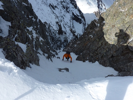 Alpinismo, Alpi Orobie, Pizzo dell'Omo, Val d'Ambria, Ivo Ferrari - Durante la salita della parete Ovest-Nord-Ovest del Pizzo dell'Omo in Val d'Ambria, Orobie