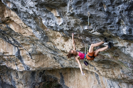 Kajsa Rosén, arrampicata sportiva - Kajsa Rosén sale Papapuk (8a) a Rocher des Brumes, Francia