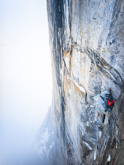 Cheyne Lempe, Dave Allfrey, Great Cross Pillar, Baffin Island, Canada. - Gli alpinisti statunitensi Cheyne Lempe e Dave Allfrey durante la prima salita di 