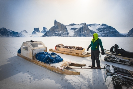 Cheyne Lempe, Dave Allfrey, Great Cross Pillar, Baffin Island, Canada. - Gli alpinisti statunitensi Cheyne Lempe e Dave Allfrey durante la prima salita di 
