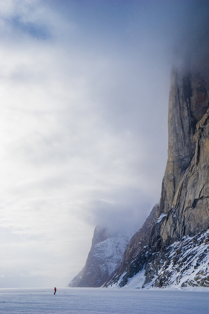 Cheyne Lempe, Dave Allfrey, Great Cross Pillar, Baffin Island, Canada. - Gli alpinisti statunitensi Cheyne Lempe e Dave Allfrey durante la prima salita di 