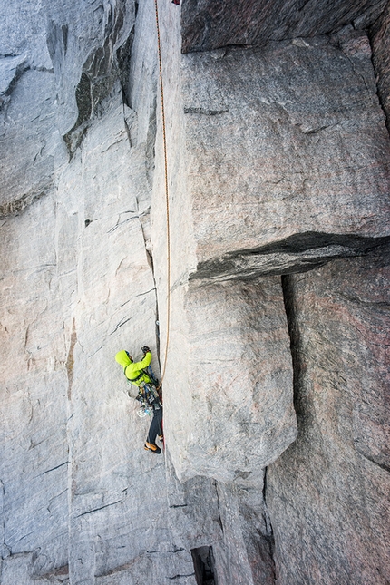 Cheyne Lempe, Dave Allfrey, Great Cross Pillar, Baffin Island, Canada. - Gli alpinisti statunitensi Cheyne Lempe e Dave Allfrey durante la prima salita di 