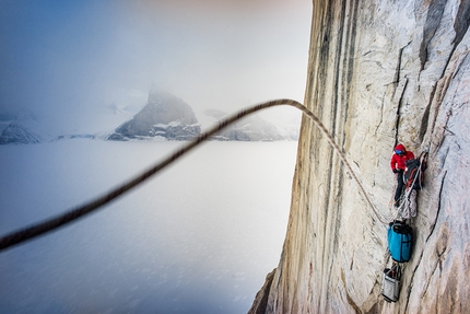 Cheyne Lempe, Dave Allfrey, Great Cross Pillar, Baffin Island, Canada. - Gli alpinisti statunitensi Cheyne Lempe e Dave Allfrey durante la prima salita di 