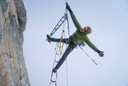 Cheyne Lempe, Dave Allfrey, Great Cross Pillar, Baffin Island, Canada. - Gli alpinisti statunitensi Cheyne Lempe e Dave Allfrey durante la prima salita di 