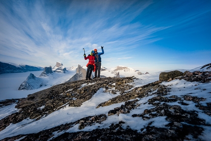 Cheyne Lempe, Dave Allfrey, Great Cross Pillar, Baffin Island, Canada. - Gli alpinisti statunitensi Cheyne Lempe e Dave Allfrey durante la prima salita di 