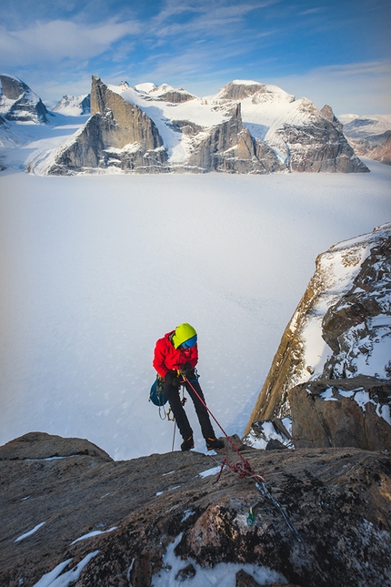 Cheyne Lempe, Dave Allfrey, Great Cross Pillar, Baffin Island, Canada. - Gli alpinisti statunitensi Cheyne Lempe e Dave Allfrey durante la prima salita di 