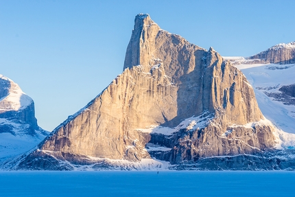 Cheyne Lempe, Dave Allfrey, Great Cross Pillar, Baffin Island, Canada. - Gli alpinisti statunitensi Cheyne Lempe e Dave Allfrey durante la prima salita di 