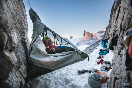 Cheyne Lempe, Dave Allfrey, Great Cross Pillar, Baffin Island, Canada. - Gli alpinisti statunitensi Cheyne Lempe e Dave Allfrey durante la prima salita di 