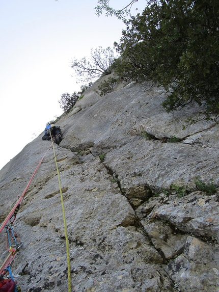 Arrampicata Sicilia, Rocca Busambra - Massimo Flaccavento in apertura sul terzo tiro di Melodie mai perdute (220m, 7a+ max, 6c obblig Massimo Flaccavento, Arturo Latina) Pilastro Maurizio Lo Dico, Rocca Busambra, Sicilia