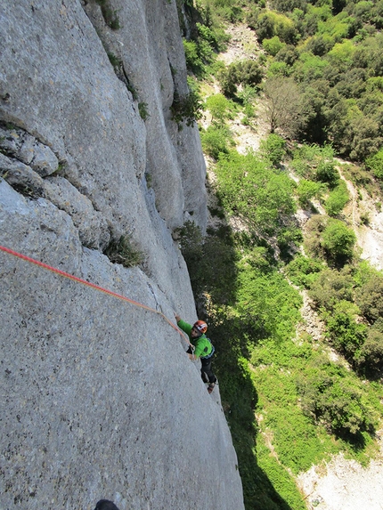 Arrampicata Sicilia, Rocca Busambra - Arturo Latina risale il bellissimo terzo tiro di Melodie mai perdute (220m, 7a+ max, 6c obblig Massimo Flaccavento, Arturo Latina) Pilastro Maurizio Lo Dico, Rocca Busambra, Sicilia